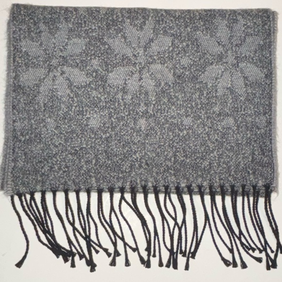 NWT Cejon Women's Gray Scarf Snowflake Pattern Heather Gray w/ fringe wrap scarf - Picture 16 of 16